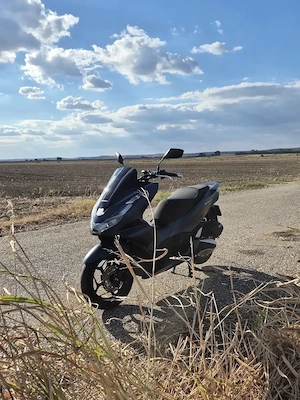 Honda PCX 125   2  km   stare foarte bună  Vând Honda PCX 125, an 2024, cu 10.600 km