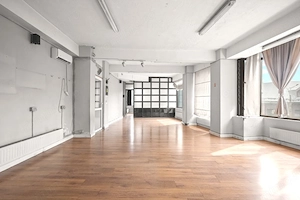 Executive Corner Office | Tavan Inalt, Ferestre Mari | Gara de Nord 