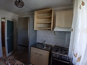 închiriez apartament 