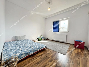Apartament 3 camere, decomandat  Micro 20-77 mp - imagine 3