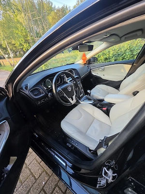 Volvo V40 D4 2015 Stare impecabilă - imagine 3