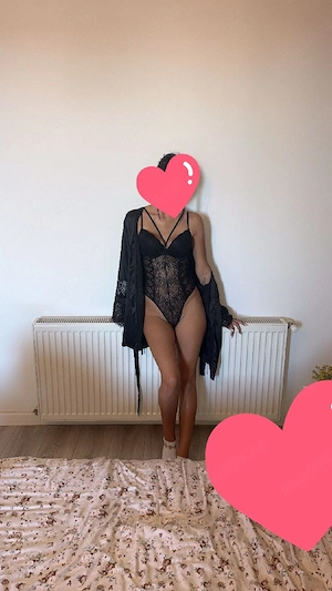 Bruneta slim, singura in locatie