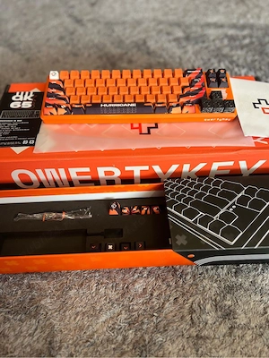 tastatura de gaming qwertykey qk65 hurricane mecanica