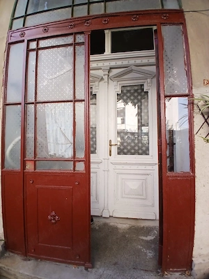 Casa interbelica la curte - imagine 2