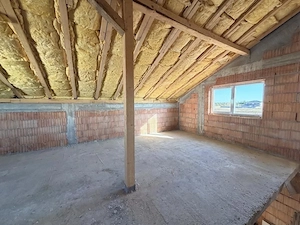 Duplex cu 3 camere | interior la rosu | 86.7 mp utili | Mosnita Veche - imagine 9