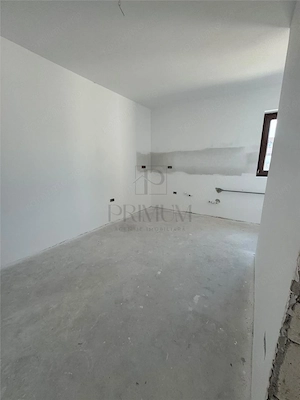 CASA SPATIOASA 4 DORMITOARE BUCATARIE INCHISA ZONA SERENA ASFALT SI TOATE UTILITATILE - imagine 17
