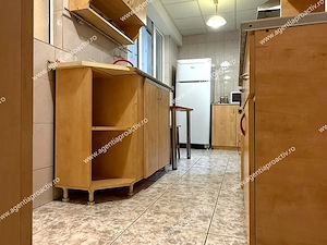 Apartament cu 3 camere de închiriat   Centru, parter - imagine 4