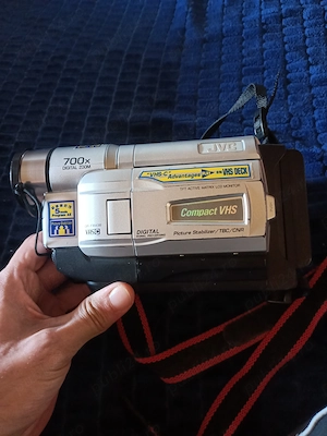Camera video VHS JVC GR-FXM38EG, funcțională, nu tine bateria, încărcător original.