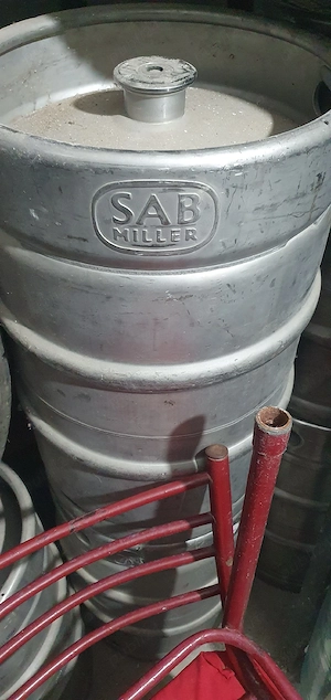 Vand 5 butoaie bere inox Sab Miller pret bucata 350 lei