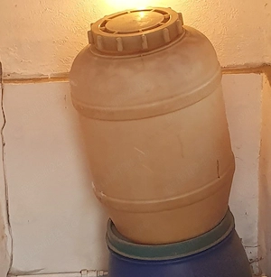 Vand butoaie mari de struguri si de vin 3 bucx100 ron