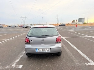 Vând Volkswagen Polo, an 2008, motor 1.2 benzină, cutie manuală, culoare argintiu.