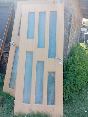 Vând 2 uși cu geam de sticlă din lemn