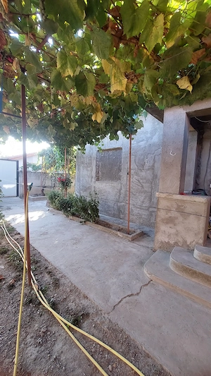 Casa solidă și  spațioasă cu teren generos  - imagine 2