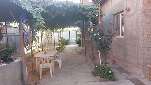 Casa solidă și  spațioasă cu teren generos 