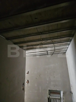 Apartament 3 camere, 2 bai, decomandat, etaj intermediar, zona Tractorul - imagine 2