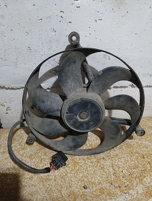 Vând ventilator radiator 