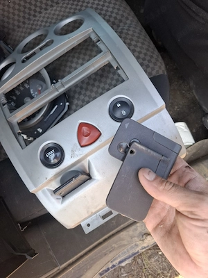 vand chit pornire ceasuri cartela cititor cartela buton consola ac renault megane 2 mot 1.6 benzina  - imagine 3