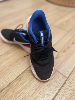 Adidas Nike 