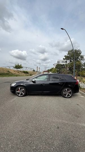 Volvo V60 R-Design 1.6 T4 Benzină 179 CP   2012 - imagine 3