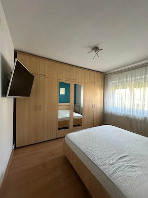 Decomandat cu 2 bai situat la etajul 3, mobilat si utilat - imagine 3