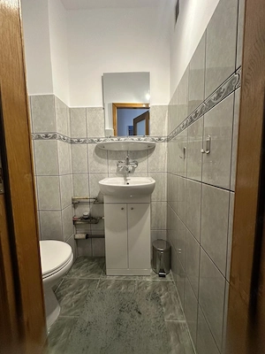 Decomandat cu 2 bai situat la etajul 3, mobilat si utilat - imagine 8
