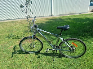 Bicicletă Mountain Bike (MTB) Cross   Echipare Shimano Alivio & Furcă SR Suntour XCR