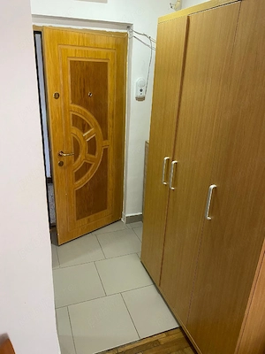 Proprietar, ofer spre închiriere garsonierâ in zona centrală, între Judecatoria Targoviste si Piață - imagine 4