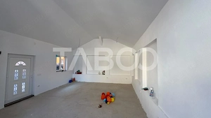 Spatiu comercial modern si versatil la prima inchiriere zona Lazaret  - imagine 2