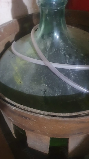 Vând  100l sau 200l palinca de prune rosi mari timpurii 52 d  grade30 lei l