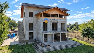 Casă P+2E din cărămidă, 549 mp, teren 1.400 mp, construcție 2021, Roznov