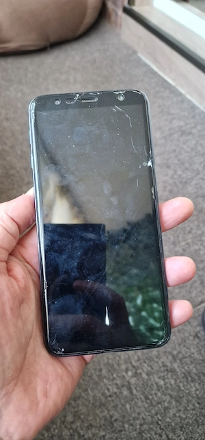 Vând Samsung J6 +
