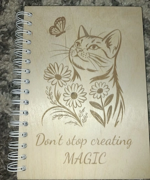 Agendă A5 cu copertă din lemn cu pisică    Don t Stop Creating Magic  | 80 foi dictando cu spirală