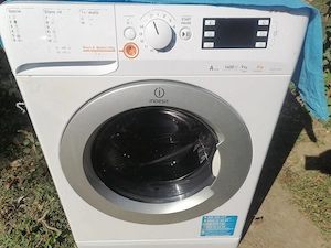 Mașină de spălat Indesit 9 kg și uscător 6 kg 