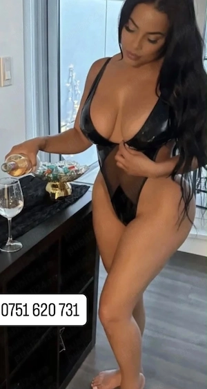 Brunetă sexy ! 
