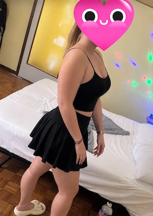 Atentie blonda cu forme generoase!