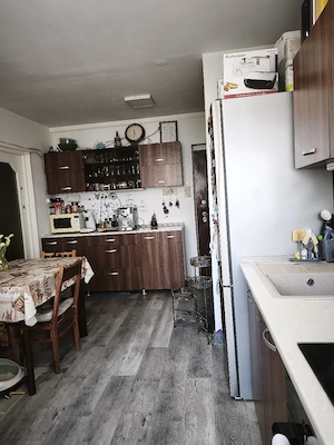 vând apartament cu 3 camere in Tudor zona Fortuna 