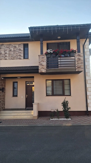 Proprietar vând casa tip duplex cu 3 camere, str Plantelor