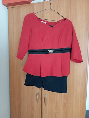Compleu fusta dreapta neagra,bluza roșie cambrata pe talie