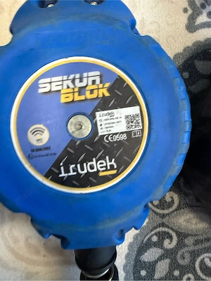 Produsul din imagine este un dispozitiv anti-cădere retractabil Irudek Sekurblok de 10 metri.