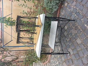 Vând masuta din fier forjat, cu doua scaunele. Masuta are un blat de bucatarie și altul din stejar.