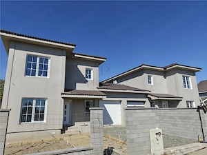 Duplex 5 camere - despartit prin garaj - teren generos
