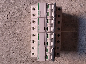 Disjunctori tablouri electrice