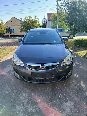 Opel astra j an 2010 benzina 1.4 klimatronic euro 5 adusă recent Germania  - imagine 3