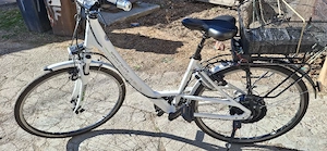 Vînd bicicletă cu accelerație preț 2100 ideal pentru navetă 