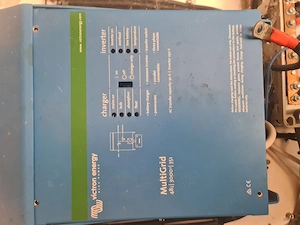 Invertor trifazic