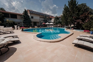 Resedinta premium| Teren de tenis | Piscină încălzită | Infrastructură completă! - imagine 5