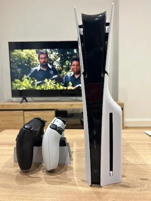 PlayStation 5 Slim + 2 controllere