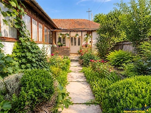 Casa cu farmec si potential, 4 camere, terasa, gradina privata, Central, Targu Secuiesc