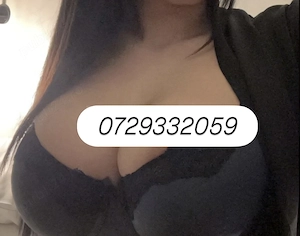 Brunetă drăguță cu forme! Drumul taberei 