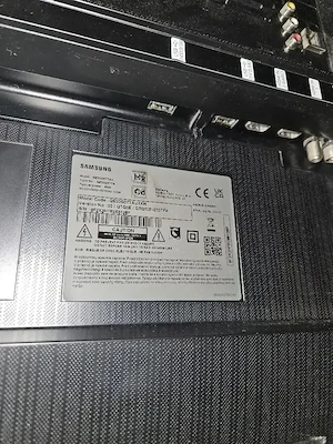 Vand smart Tv QLED Samsung cu defect.